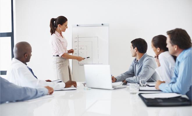 與團隊成員、行業專家和潛在用戶討論解決方案